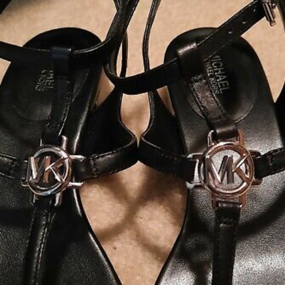 Michael Kors Black leather Lita thong strap sandal New Size 7M - Picture 2 of 8